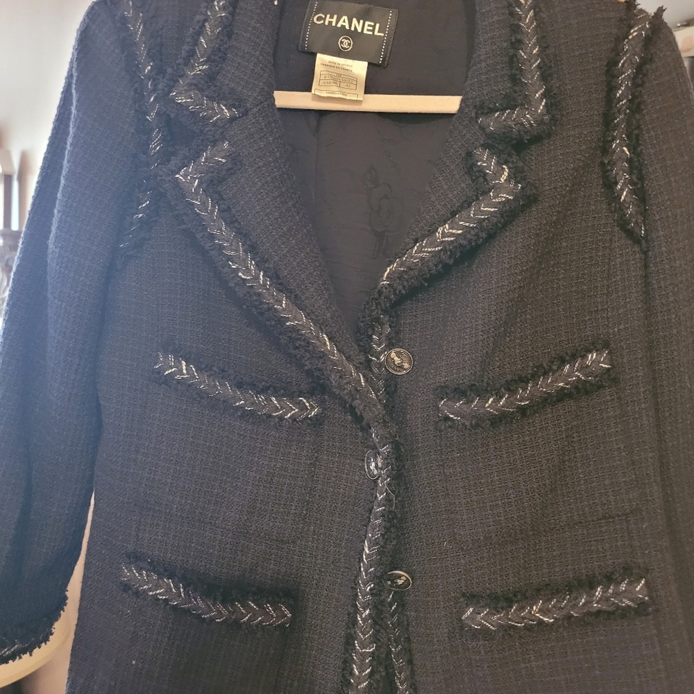 Chanel tweed 3/4 sleeve jacket 08 petite fits like medium size beautiful style.